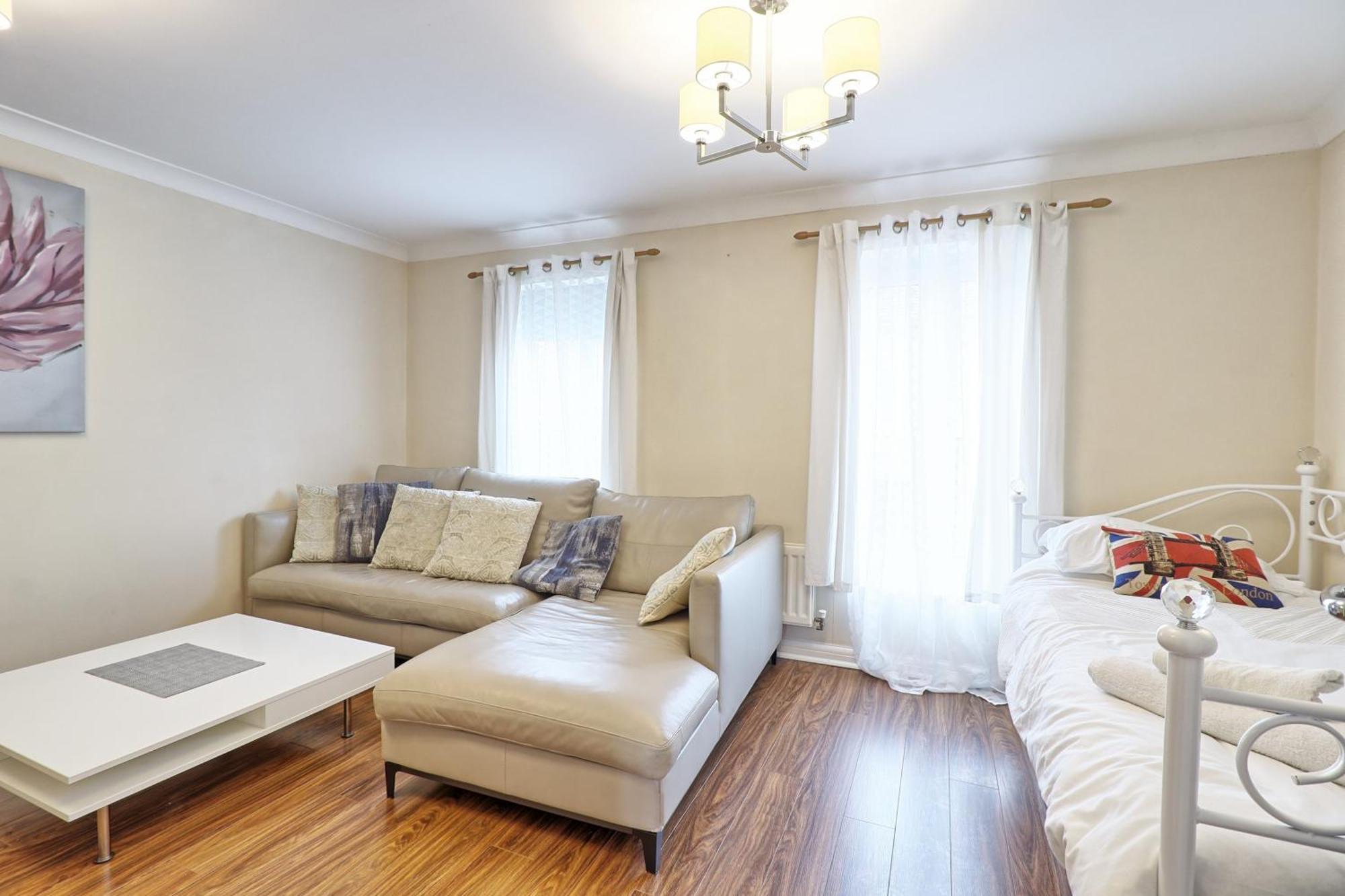 By Buildersbeds - Paignton House 4 Bedrooms Harold Wood Экстерьер фото