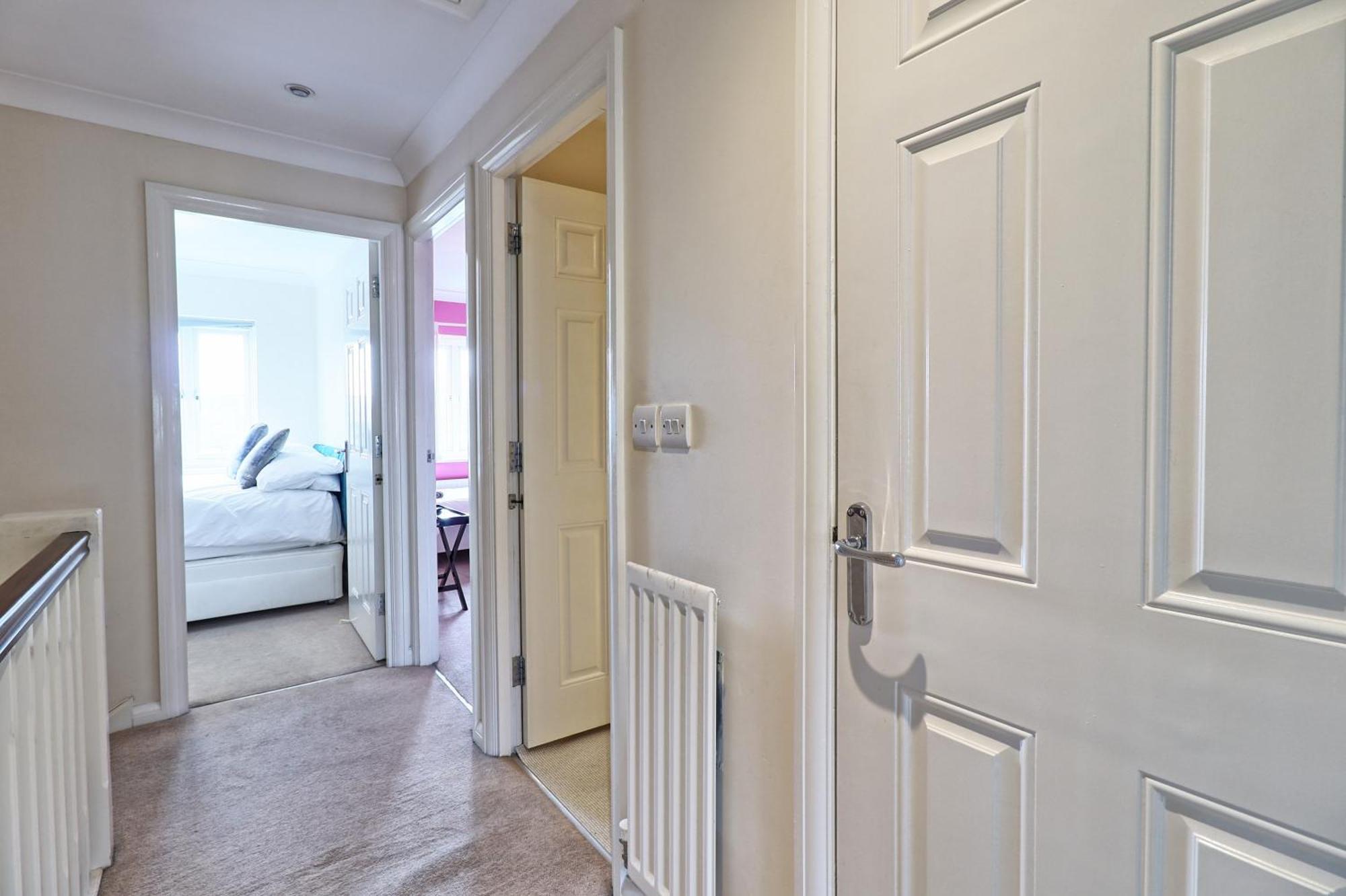By Buildersbeds - Paignton House 4 Bedrooms Harold Wood Экстерьер фото