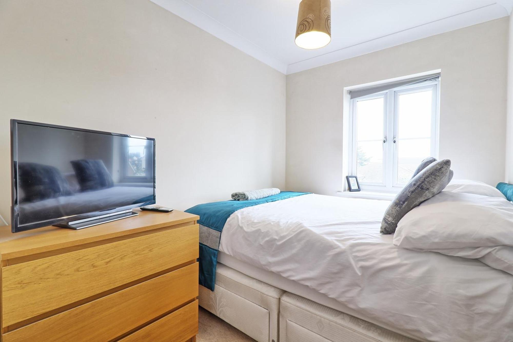 By Buildersbeds - Paignton House 4 Bedrooms Harold Wood Экстерьер фото