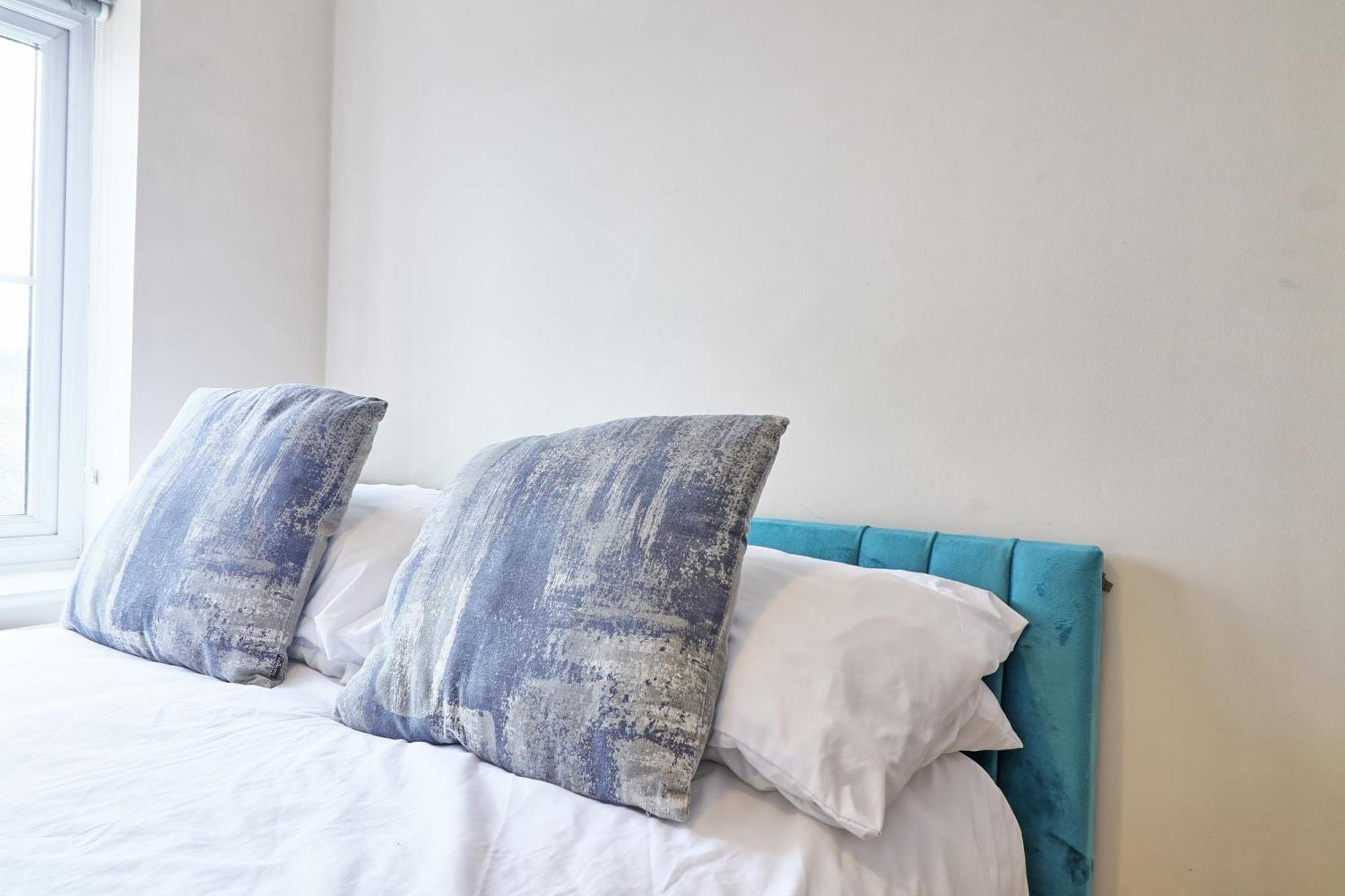 By Buildersbeds - Paignton House 4 Bedrooms Harold Wood Экстерьер фото