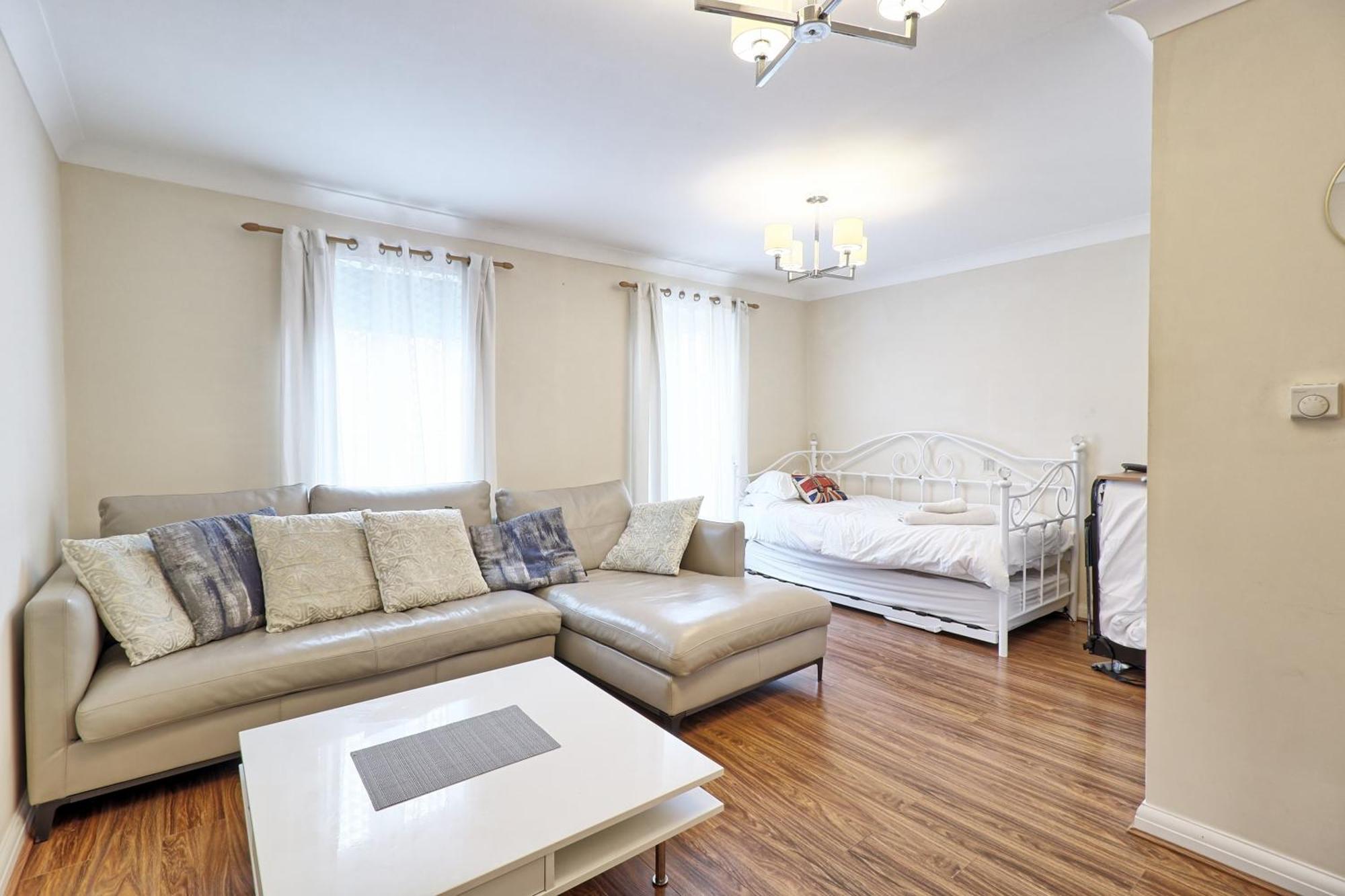 By Buildersbeds - Paignton House 4 Bedrooms Harold Wood Экстерьер фото