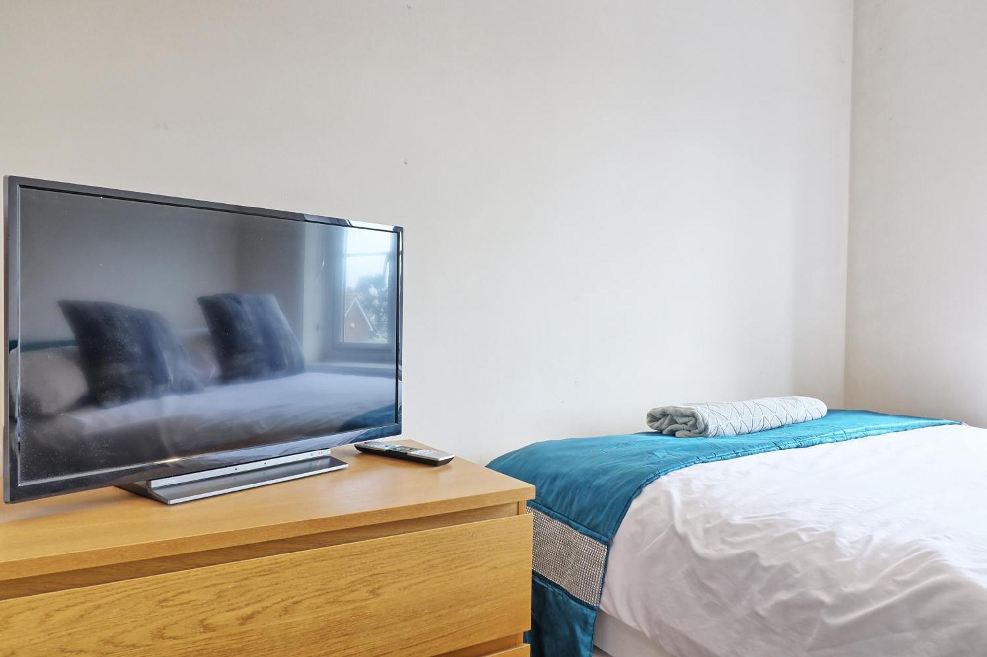 By Buildersbeds - Paignton House 4 Bedrooms Harold Wood Экстерьер фото