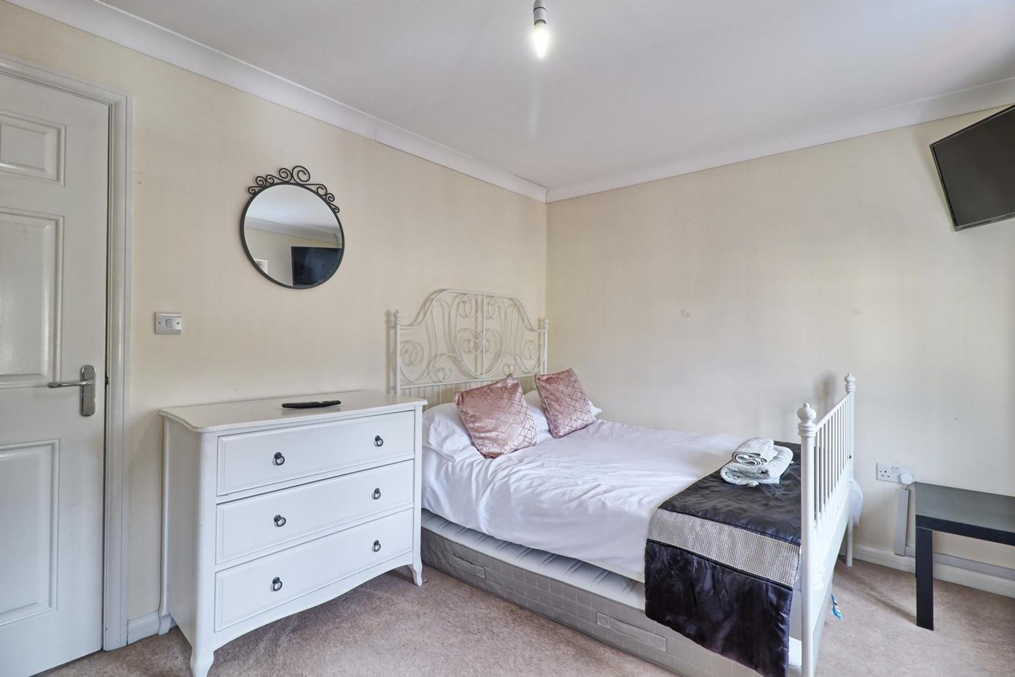 By Buildersbeds - Paignton House 4 Bedrooms Harold Wood Экстерьер фото