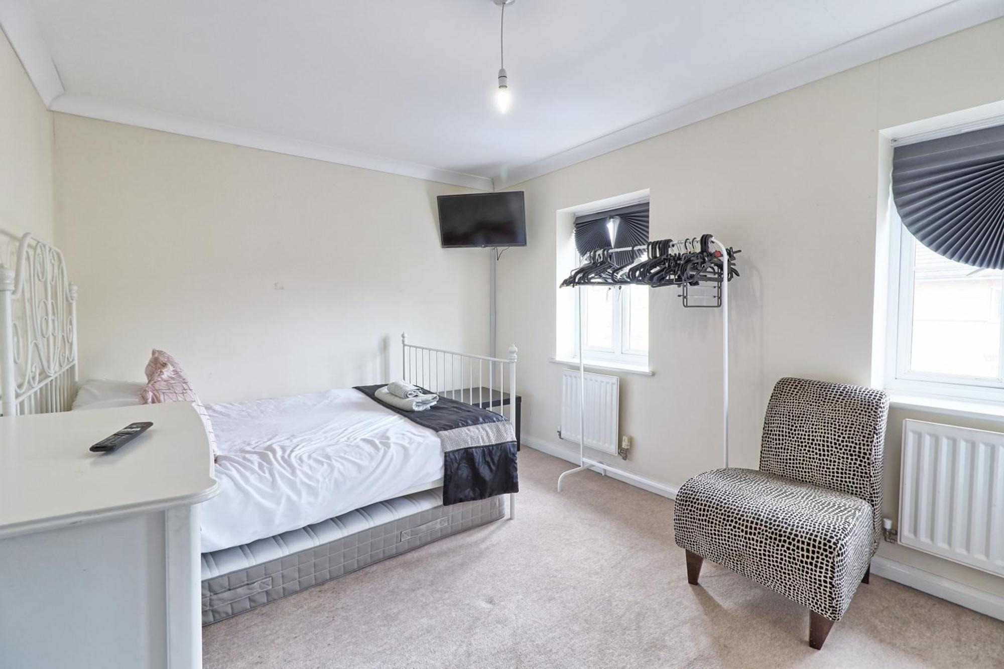By Buildersbeds - Paignton House 4 Bedrooms Harold Wood Экстерьер фото