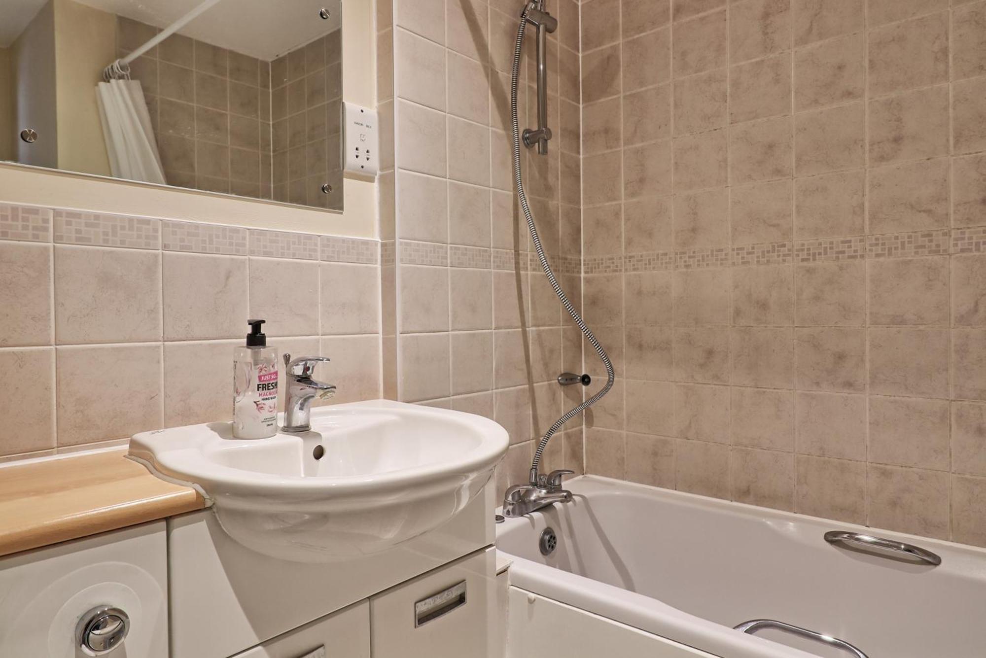 By Buildersbeds - Paignton House 4 Bedrooms Harold Wood Экстерьер фото