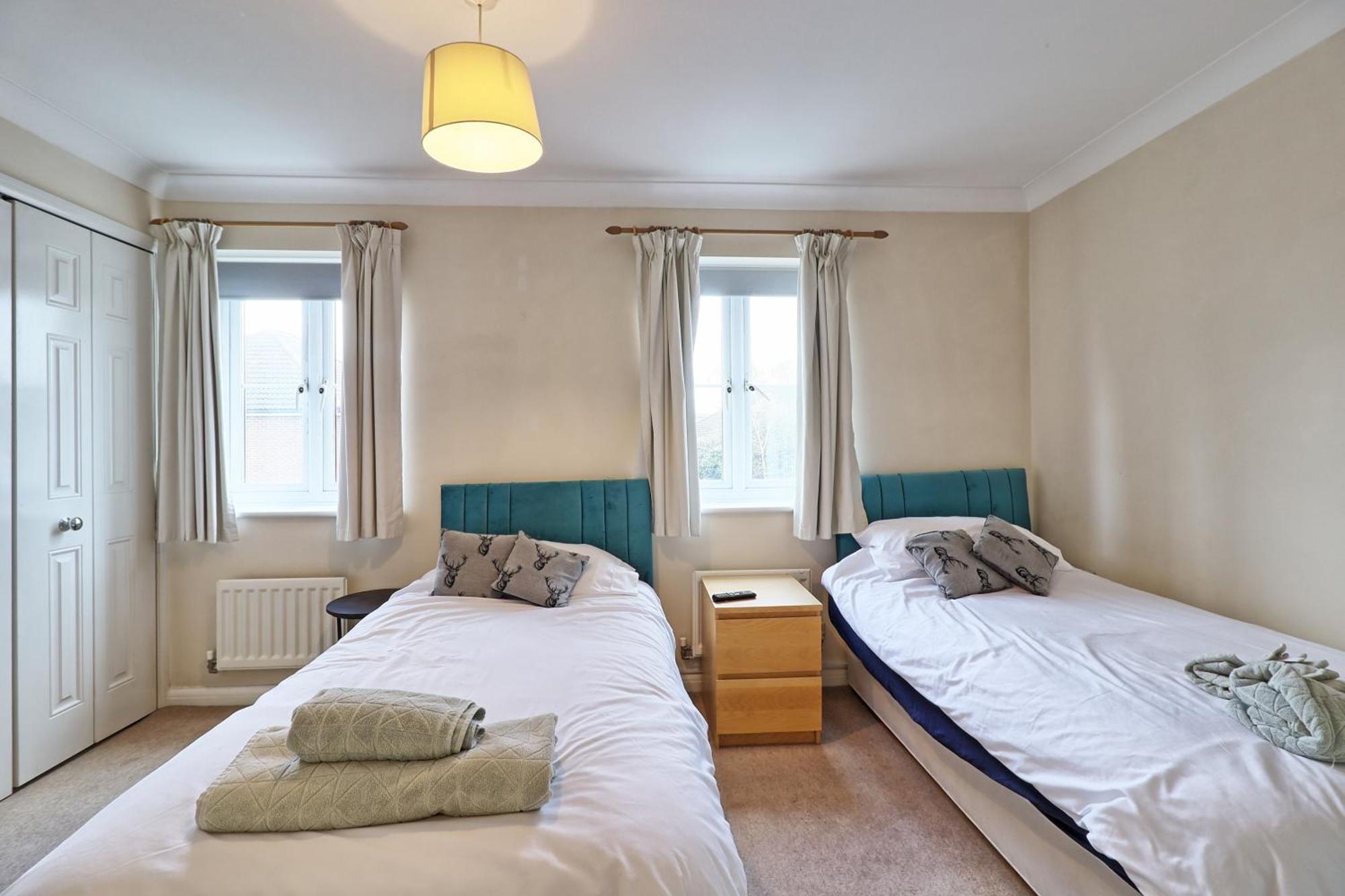 By Buildersbeds - Paignton House 4 Bedrooms Harold Wood Экстерьер фото