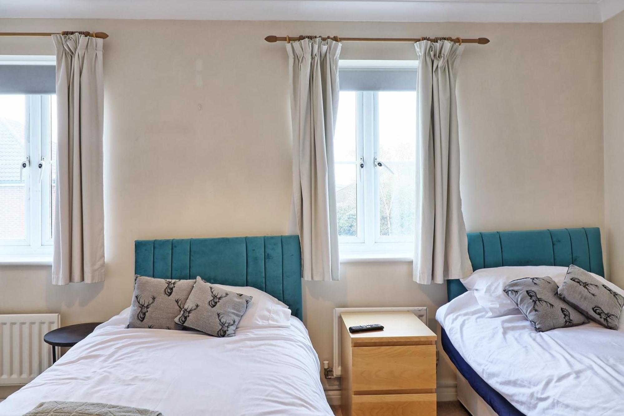By Buildersbeds - Paignton House 4 Bedrooms Harold Wood Экстерьер фото