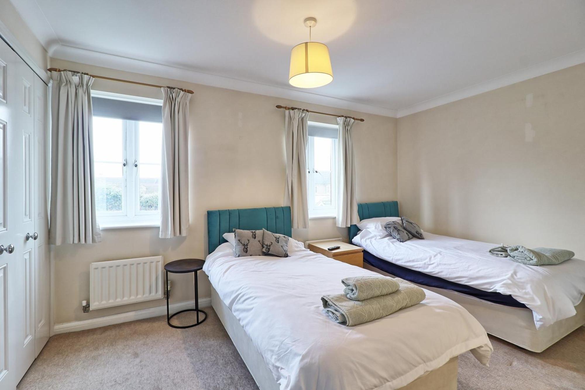 By Buildersbeds - Paignton House 4 Bedrooms Harold Wood Экстерьер фото