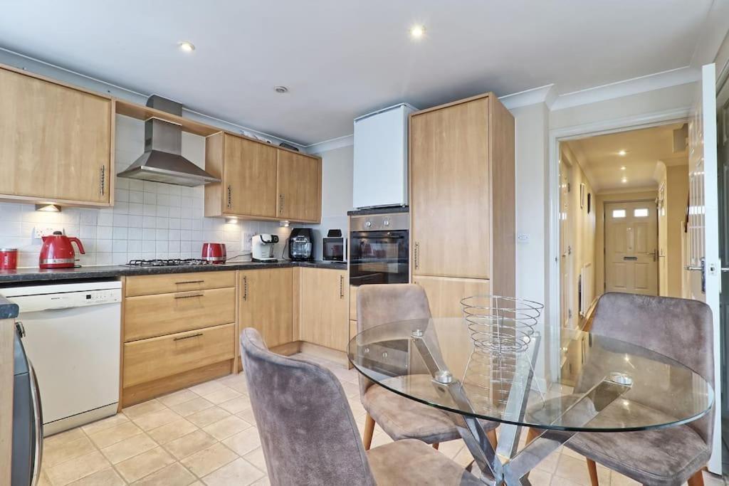 By Buildersbeds - Paignton House 4 Bedrooms Harold Wood Экстерьер фото