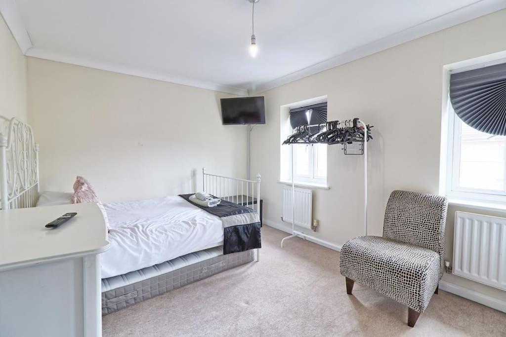 By Buildersbeds - Paignton House 4 Bedrooms Harold Wood Экстерьер фото