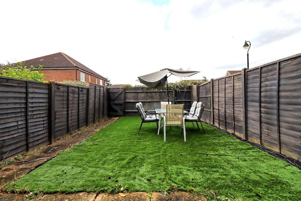 By Buildersbeds - Paignton House 4 Bedrooms Harold Wood Экстерьер фото