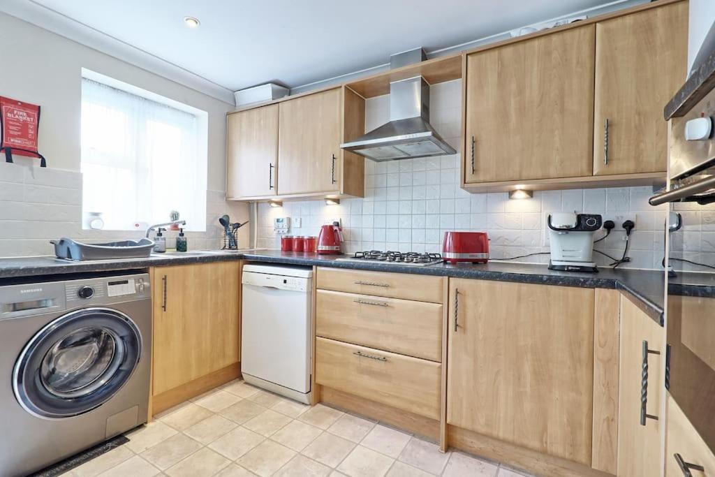 By Buildersbeds - Paignton House 4 Bedrooms Harold Wood Экстерьер фото