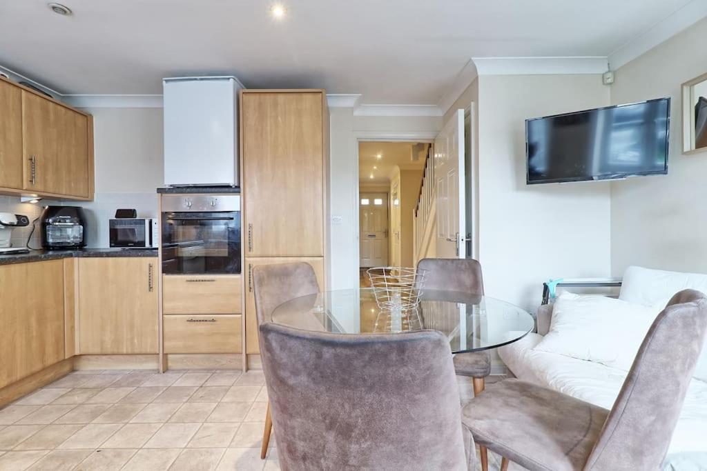 By Buildersbeds - Paignton House 4 Bedrooms Harold Wood Экстерьер фото