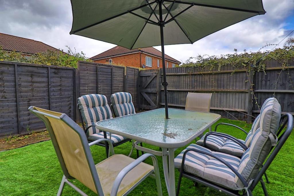 By Buildersbeds - Paignton House 4 Bedrooms Harold Wood Экстерьер фото