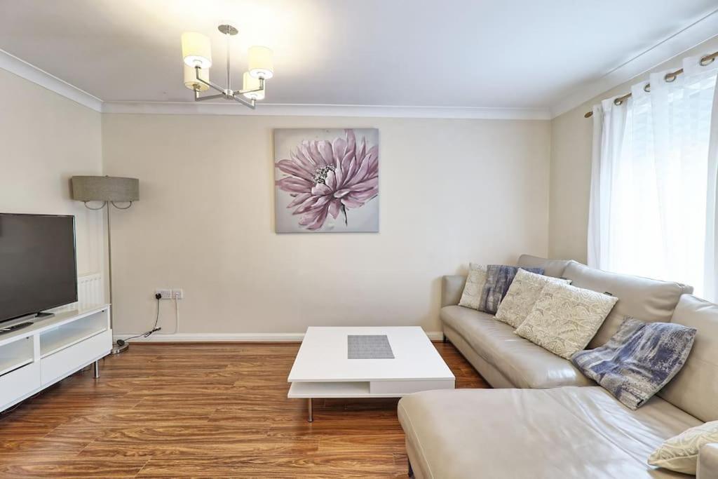 By Buildersbeds - Paignton House 4 Bedrooms Harold Wood Экстерьер фото